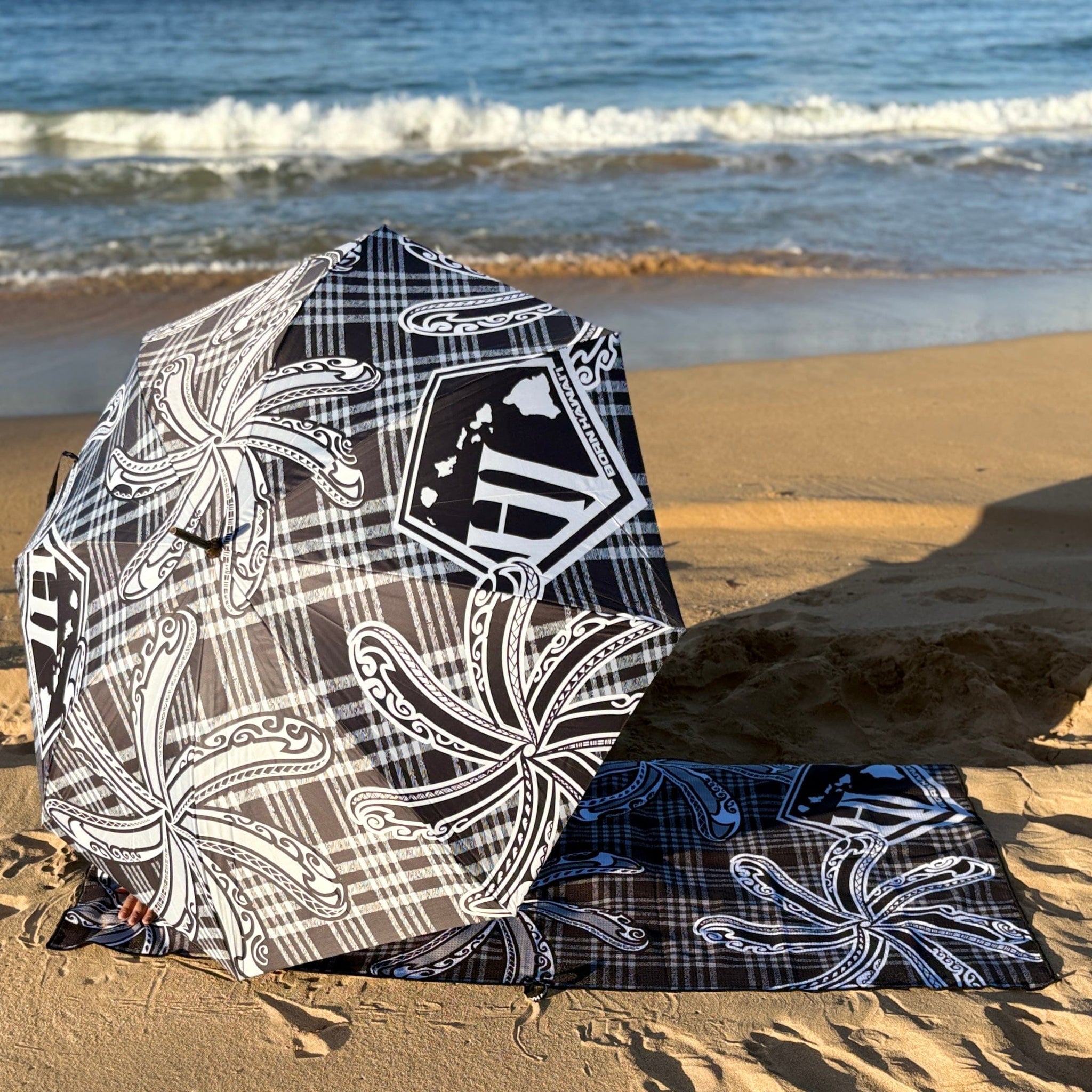 TIARE PALAKA BEACH TOWEL BLACK GREY – Born Hawaii